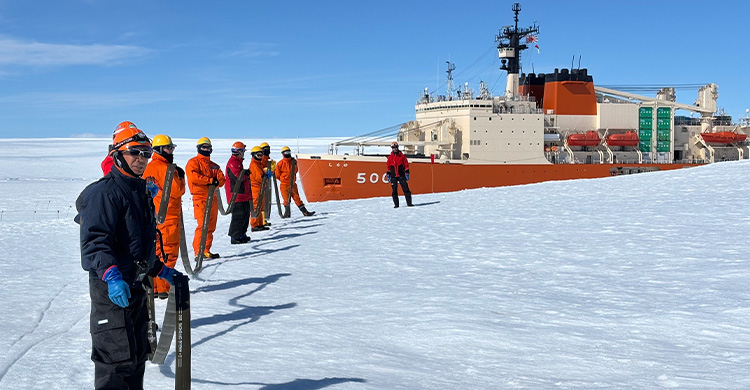 昭和基地で環境保全業務や建築設備工事などを担い、観測活動をサポート　写真提供：国立極地研究所