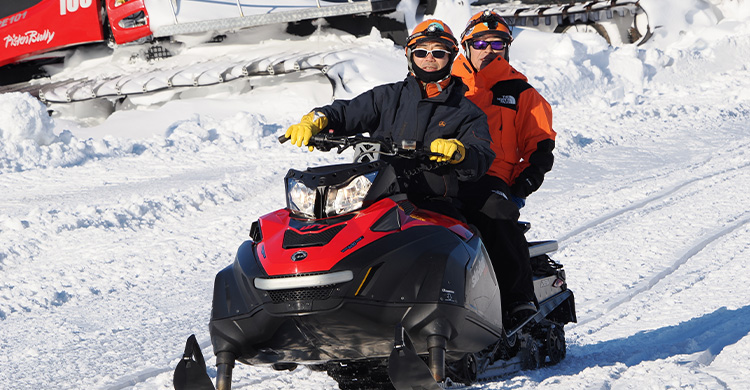 スノーモービルを運転する東海林隊員　写真提供：国立極地研究所